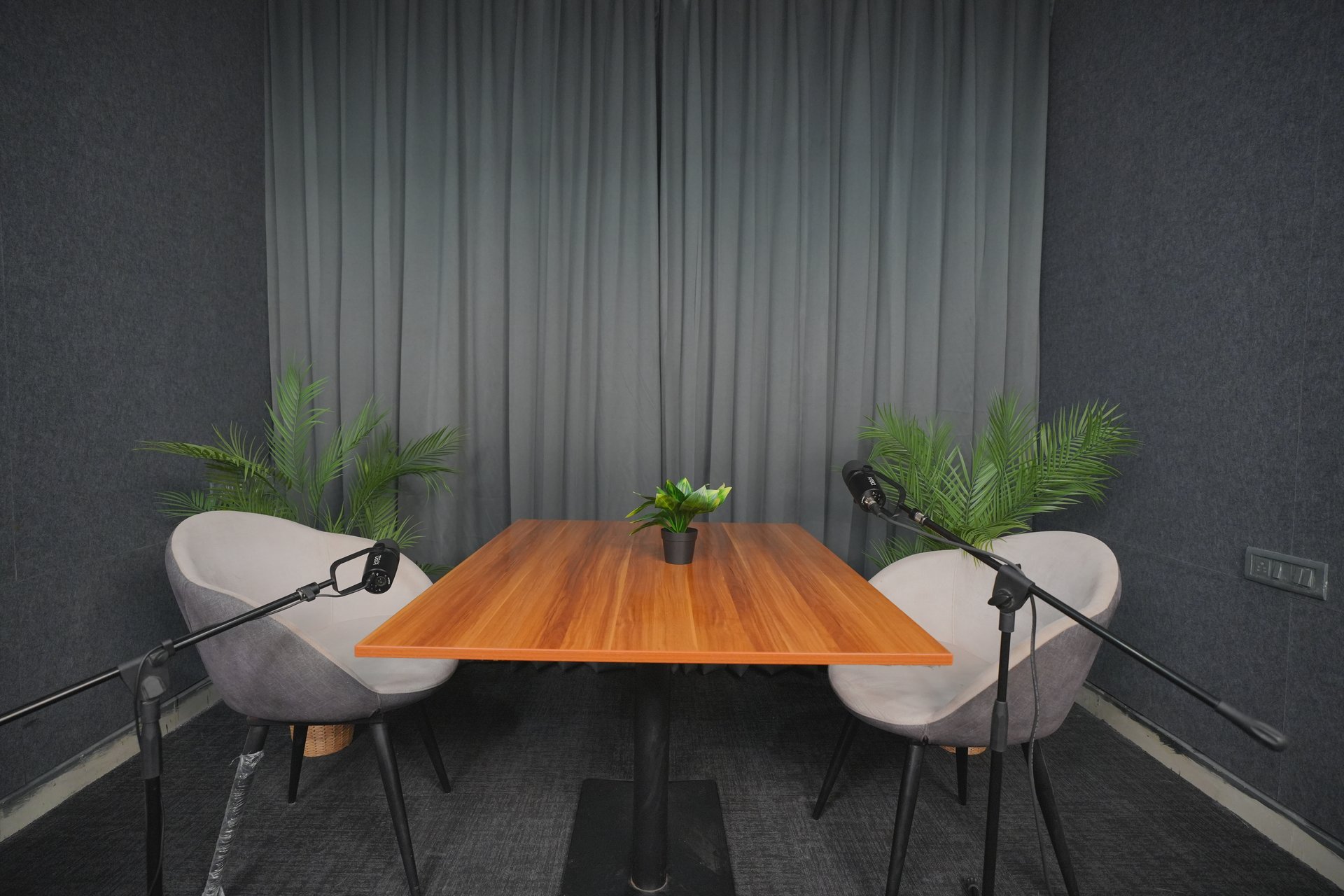 Podcast Studio Hero 6 - Table Interview Pod